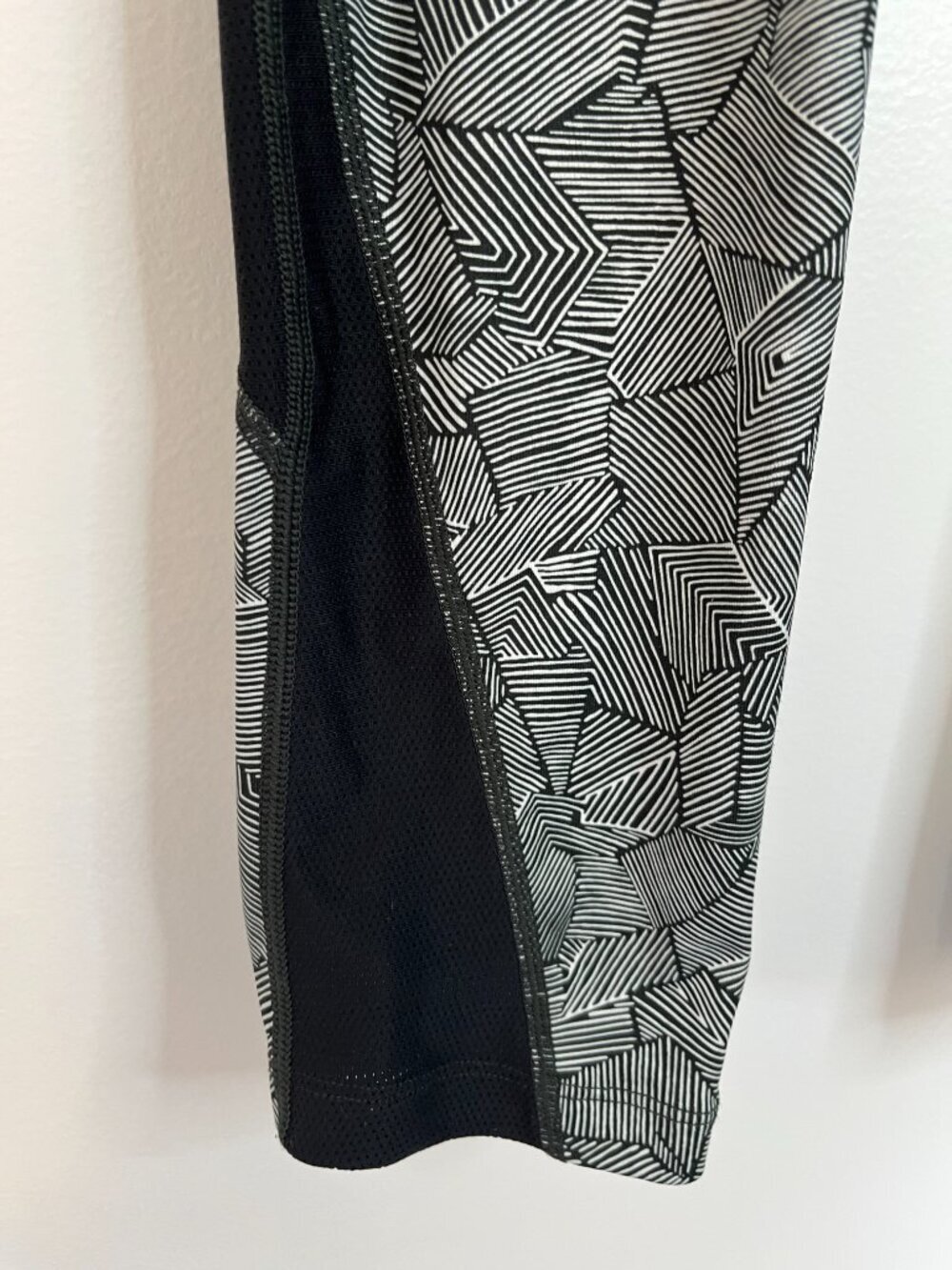 Nike Running Dri-Fit Black White Geometric Pattern 3/4 Leggings - Picture 2 of 6